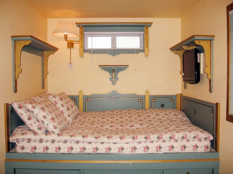 A sleeping nook in the Hiroshige Suite, finished in blue and gold